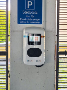 Ein E-Ladesäule-Stellplatz im Parkhaus in Fürstenwalde/Spree